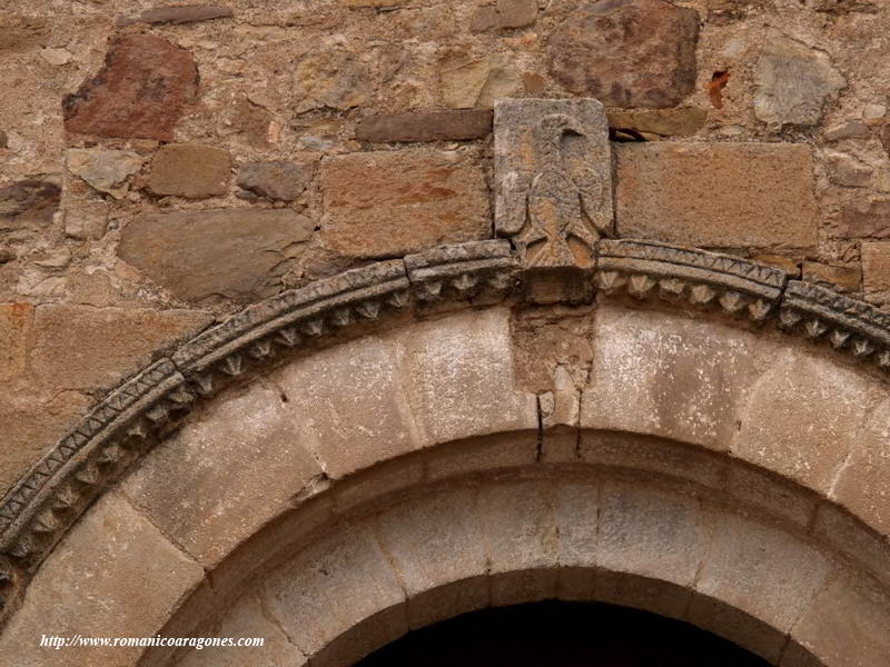 DETALLE DE LA PORTADA Y PIEZA REUTILIZADA